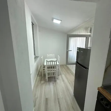 Modern Near The Center Of Lejlighed Korce